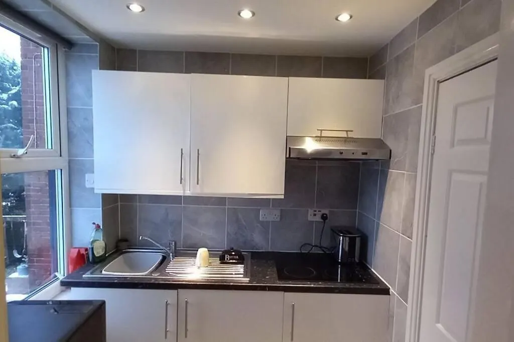 דירה שפילד Lovely Commodious, Private Charming Studio, En Suite