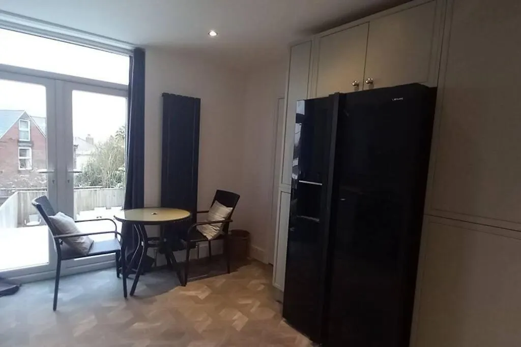 שפילד Lovely Commodious, Private Charming Studio, En Suite דירה